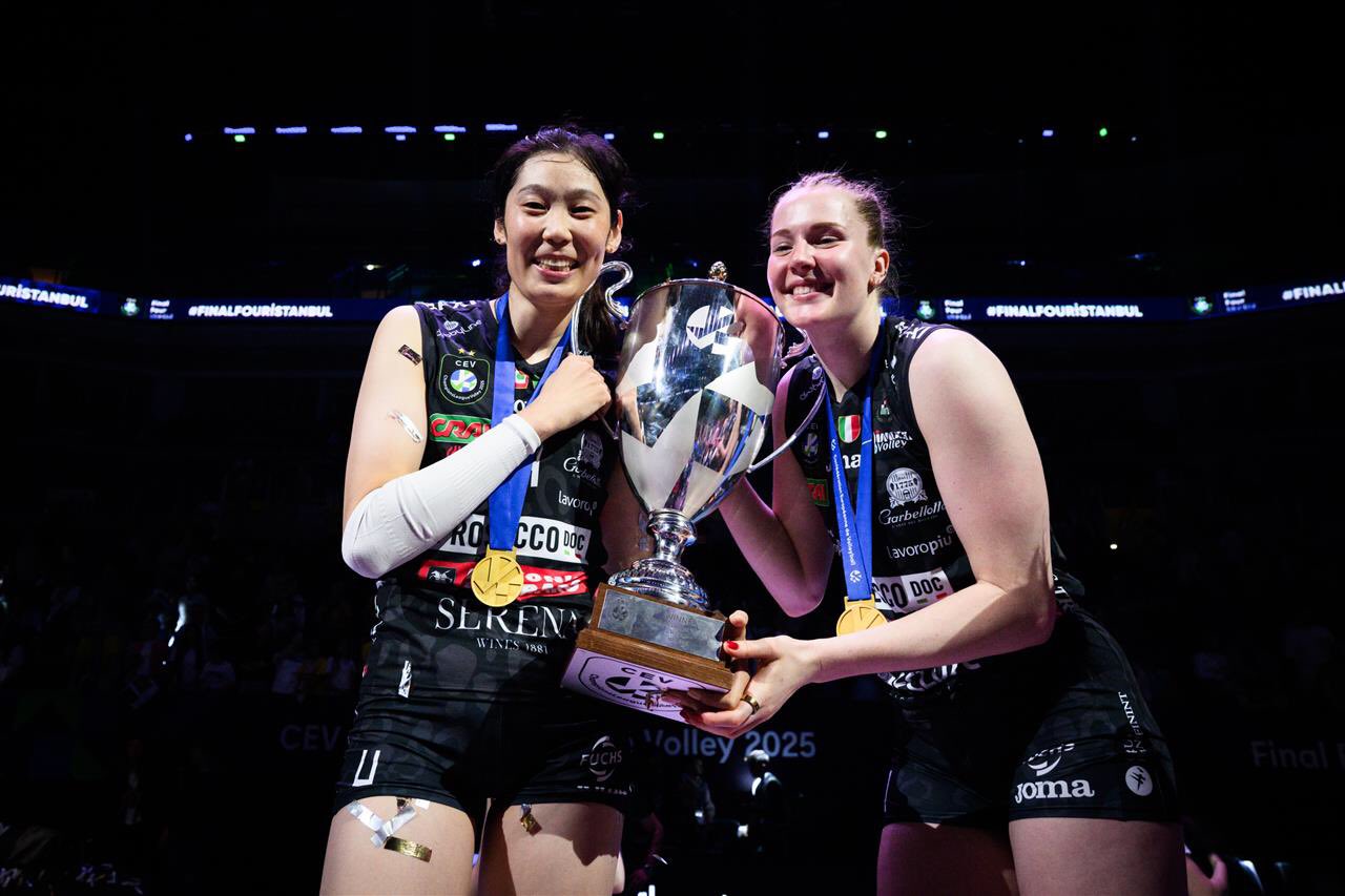 在其家乡恩, 小镇球馆中, 当地市政府 在其家乡恩, 小镇球馆中, 当地市政府