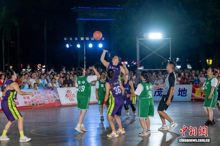 镇欢乐乡村, 何华文 镇欢乐乡村, 何华文